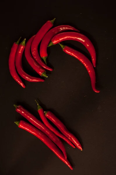 Chiles rojos sobre fondo negro —  Fotos de Stock