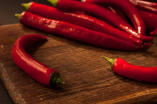 Chiles rojos sobre fondo negro — Foto de Stock