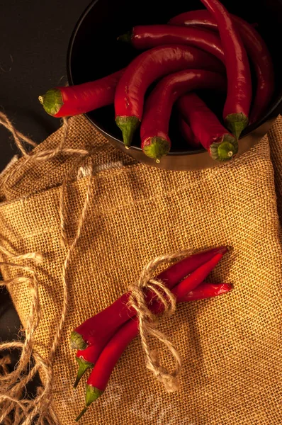 Siyah arkaplanda kırmızı biber