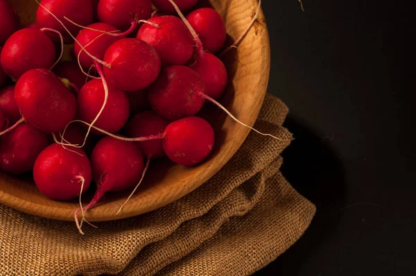 Kırmızı Avrupa turp / kırmızı turp / kırmızı siyah bir zemin üzerine doğal Avrupa turp