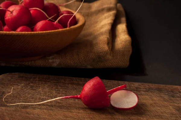 Kırmızı Avrupa turp / kırmızı turp / kırmızı siyah bir zemin üzerine doğal Avrupa turp