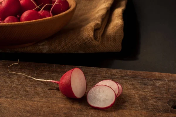 Kırmızı Avrupa turp / kırmızı turp / kırmızı siyah bir zemin üzerine doğal Avrupa turp