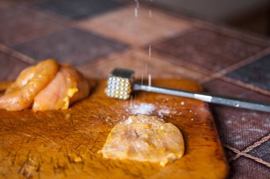 Ev yapımı tavuk pişirme ile çiğ et pirzola ve köri baharat yakın çekim