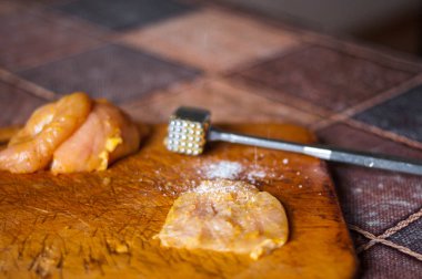 Ev yapımı tavuk pişirme ile çiğ et pirzola ve köri baharat yakın çekim