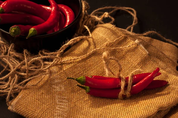 Siyah arkaplanda kırmızı biber