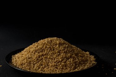 Koyu ahşap izole kahverengi ahşap kase kuru bulgur buğday