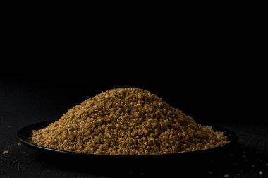 Koyu ahşap izole kahverengi ahşap kase kuru bulgur buğday