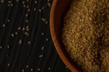 Koyu ahşap izole kahverengi ahşap kase kuru bulgur buğday
