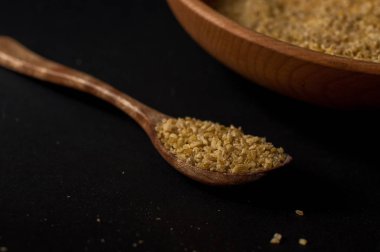 Koyu ahşap izole kahverengi ahşap kase kuru bulgur buğday