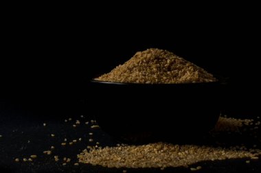 Koyu ahşap izole kahverengi ahşap kase kuru bulgur buğday