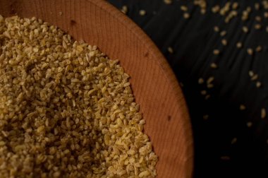 Koyu ahşap izole kahverengi ahşap kase kuru bulgur buğday