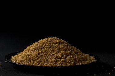 Koyu ahşap izole kahverengi ahşap kase kuru bulgur buğday