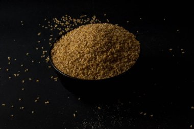 Koyu ahşap izole kahverengi ahşap kase kuru bulgur buğday