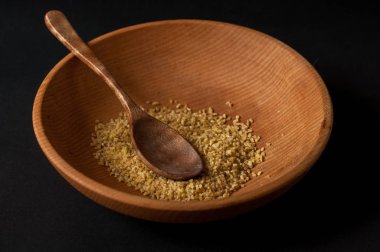 Koyu ahşap izole kahverengi ahşap kase kuru bulgur buğday