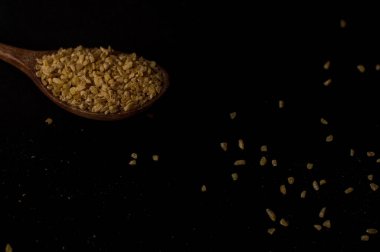 Koyu ahşap izole kahverengi ahşap kase kuru bulgur buğday