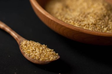 Koyu ahşap izole kahverengi ahşap kase kuru bulgur buğday