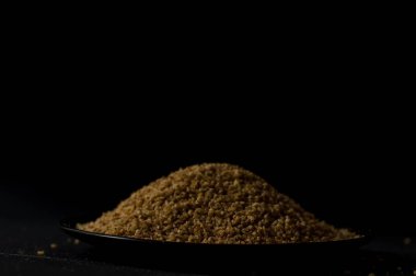 Koyu ahşap izole kahverengi ahşap kase kuru bulgur buğday