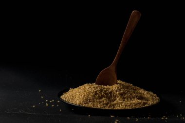 Koyu ahşap izole kahverengi ahşap kase kuru bulgur buğday