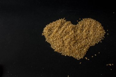 Koyu ahşap izole kahverengi ahşap kase kuru bulgur buğday