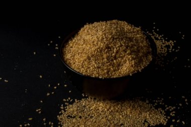 Koyu ahşap izole kahverengi ahşap kase kuru bulgur buğday