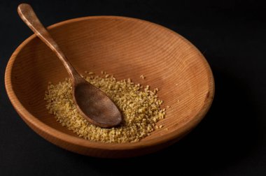 Koyu ahşap izole kahverengi ahşap kase kuru bulgur buğday