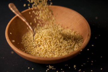 Koyu ahşap izole kahverengi ahşap kase kuru bulgur buğday