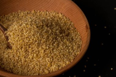 Koyu ahşap izole kahverengi ahşap kase kuru bulgur buğday