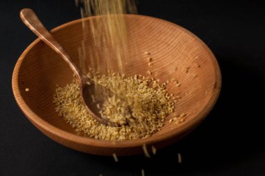 Koyu ahşap izole kahverengi ahşap kase kuru bulgur buğday