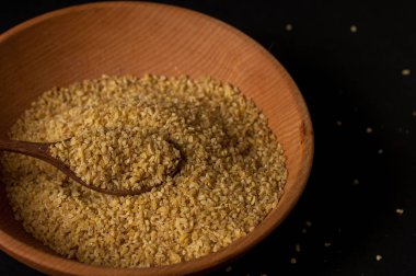 Koyu ahşap izole kahverengi ahşap kase kuru bulgur buğday