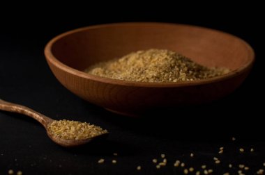 Koyu ahşap izole kahverengi ahşap kase kuru bulgur buğday