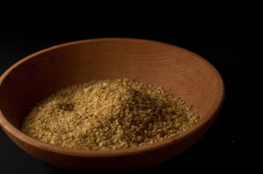Koyu ahşap izole kahverengi ahşap kase kuru bulgur buğday