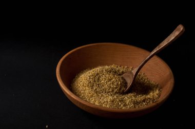 Koyu ahşap izole kahverengi ahşap kase kuru bulgur buğday