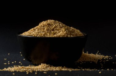 Koyu ahşap izole kahverengi ahşap kase kuru bulgur buğday