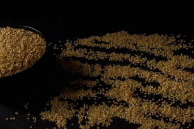 Koyu ahşap izole kahverengi ahşap kase kuru bulgur buğday