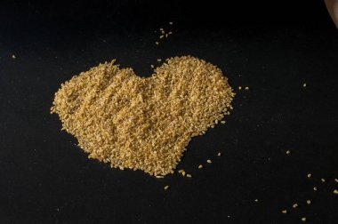 Koyu ahşap izole kahverengi ahşap kase kuru bulgur buğday