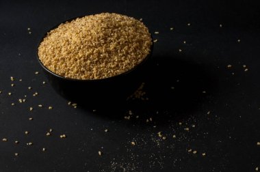 Koyu ahşap izole kahverengi ahşap kase kuru bulgur buğday