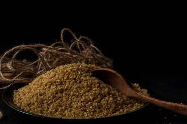 Koyu ahşap izole kahverengi ahşap kase kuru bulgur buğday