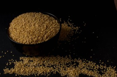 Koyu ahşap izole kahverengi ahşap kase kuru bulgur buğday