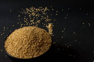 Koyu ahşap izole kahverengi ahşap kase kuru bulgur buğday