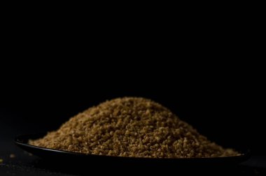 Koyu ahşap izole kahverengi ahşap kase kuru bulgur buğday