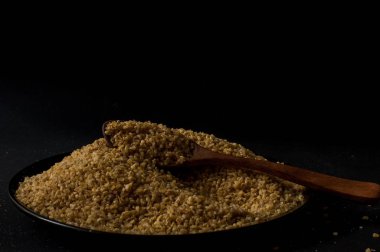 Koyu ahşap izole kahverengi ahşap kase kuru bulgur buğday