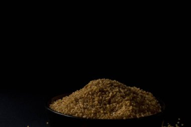 Koyu ahşap izole kahverengi ahşap kase kuru bulgur buğday