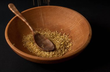 Koyu ahşap izole kahverengi ahşap kase kuru bulgur buğday