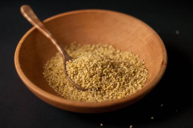 Koyu ahşap izole kahverengi ahşap kase kuru bulgur buğday