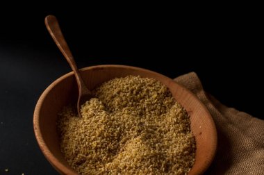 Koyu ahşap izole kahverengi ahşap kase kuru bulgur buğday