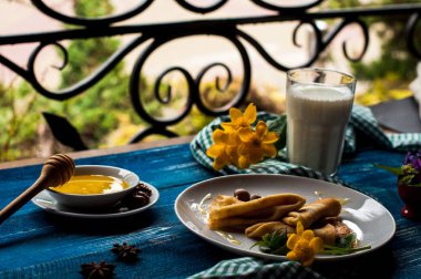 Krep beyaz tabakta bal şurubu ile. geleneksel krep krep hafta veya Shrovetide için. Krep ile kavrulmuş fındık