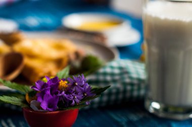 Krep beyaz tabakta bal şurubu ile. geleneksel krep krep hafta veya Shrovetide için. Krep ile kavrulmuş fındık