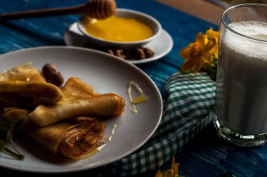 Krep beyaz tabakta bal şurubu ile. geleneksel krep krep hafta veya Shrovetide için. Krep ile kavrulmuş fındık