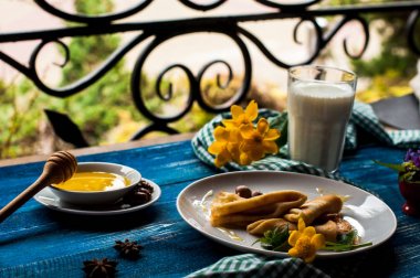 Krep beyaz tabakta bal şurubu ile. geleneksel krep krep hafta veya Shrovetide için. Krep ile kavrulmuş fındık