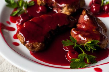 Taze otlu et ve kiraz sosu, yemeye hazır..